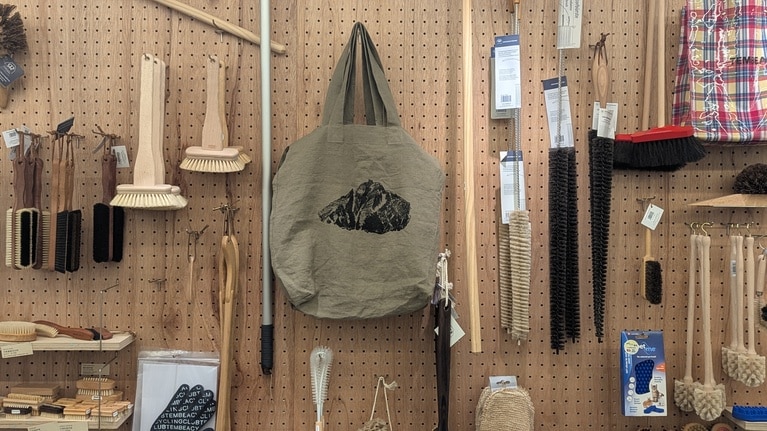 ベルギーのリネンメーカー「LIBECO」の高品質リネンを用いた特製布バッグ（中央）。山の絵は、東さんのパートナーが描いたものだそうです。