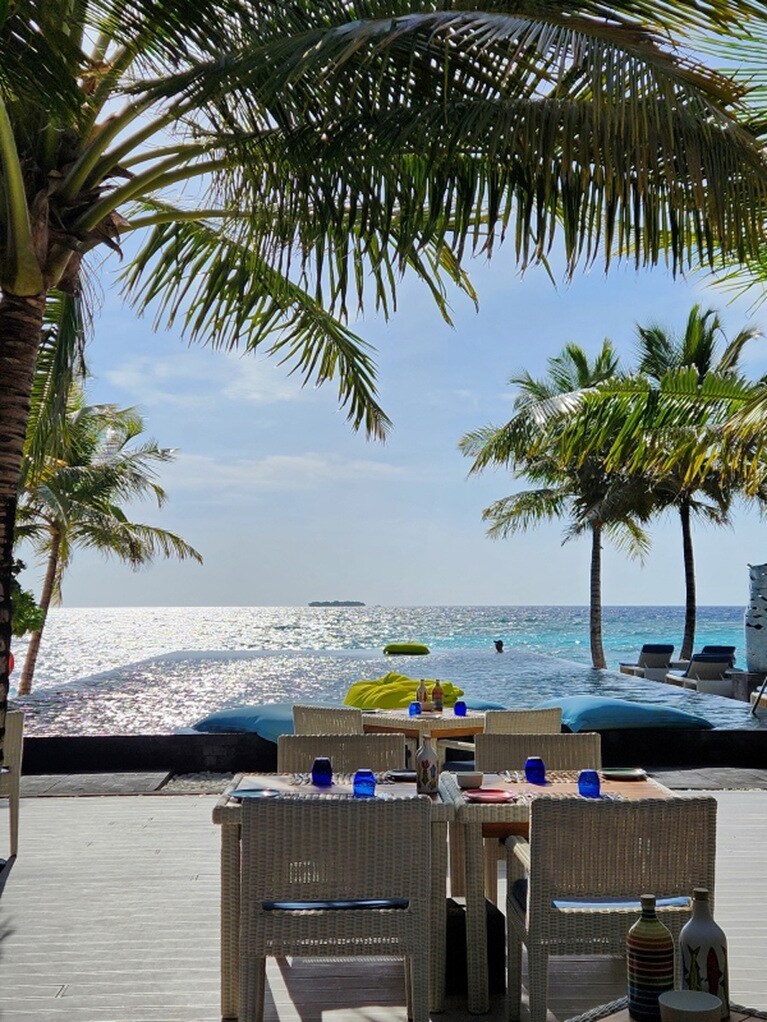 インフィニティエッジのメインプールと海を望むラティチュード5.5。