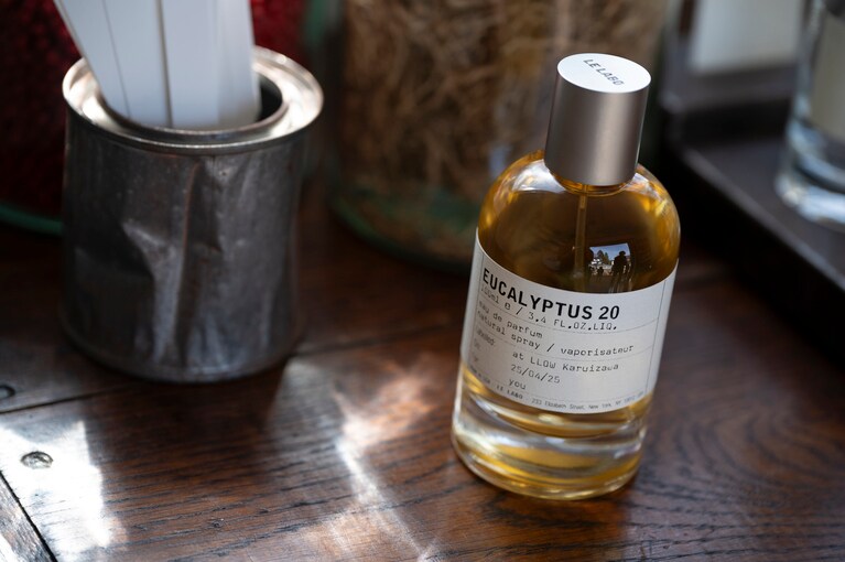 新緑に包まれながら香りと向き合う。移動する店舗ならではの「ル ラボ オン ウィールズ」を軽井沢で体験