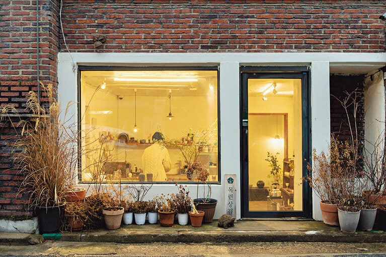 母娘で営むショップ。日本語で商品説明もしてくれる。