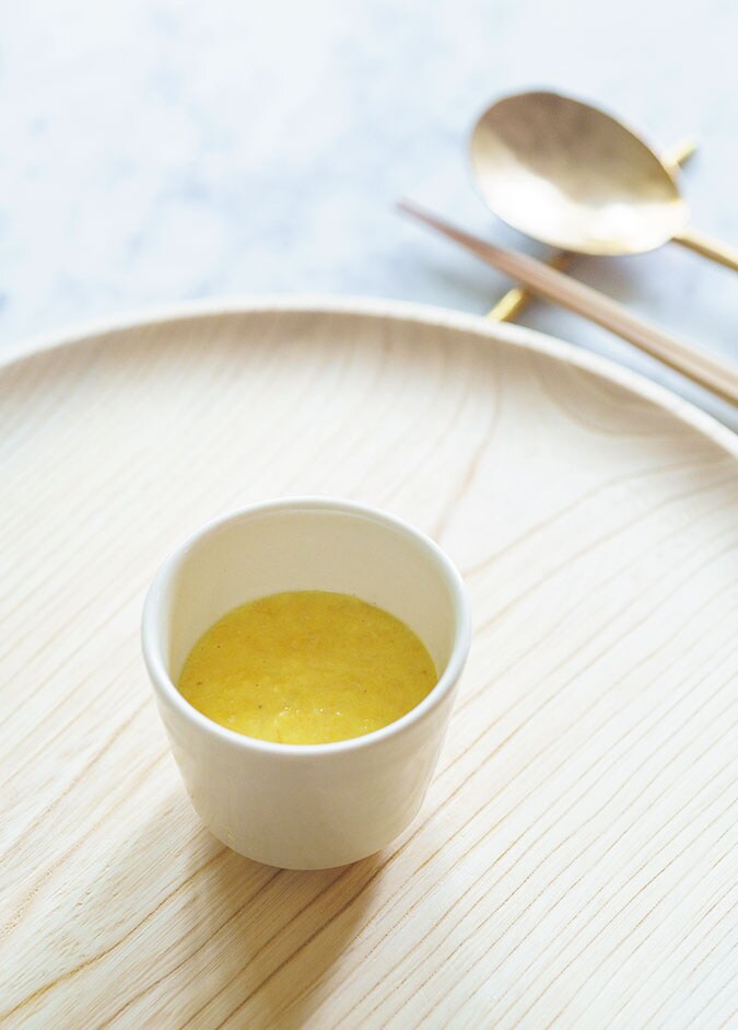 京都の山間部・美山の汲み上げ湯葉。上にかけてあるとうもろこしのポタージュと一緒に。※コースの内容は季節によって異なる。