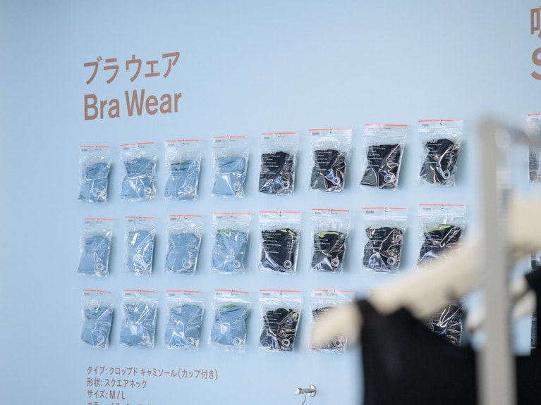 カラー展開はくろ、ホライズンブルー。それぞれ、きいろとモスグリーンのビビッドな裏地が特徴的。