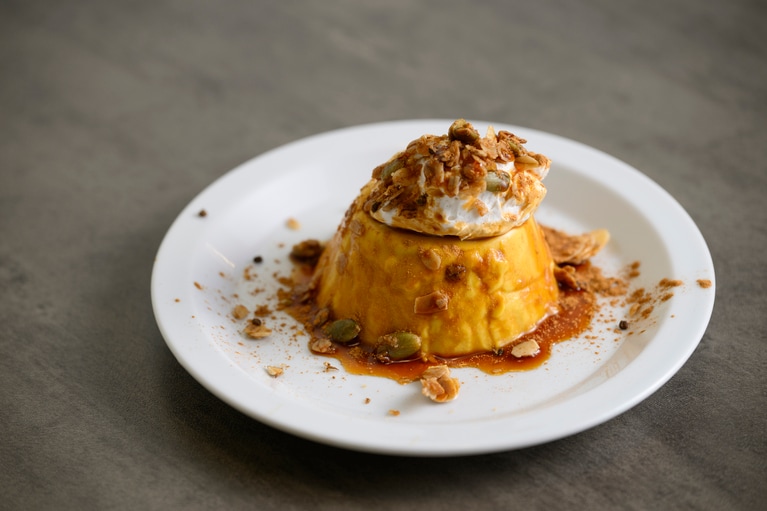 「かぼちゃのプリン」600円。ホイップクリームは豆乳で作られている。