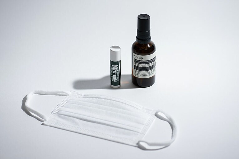 (中央)薬用スティックレギュラー 4g 473円／近江兄弟社、(右)イミディエイト モイスチャー フェイシャル イドロソール 2,860円／イソップ