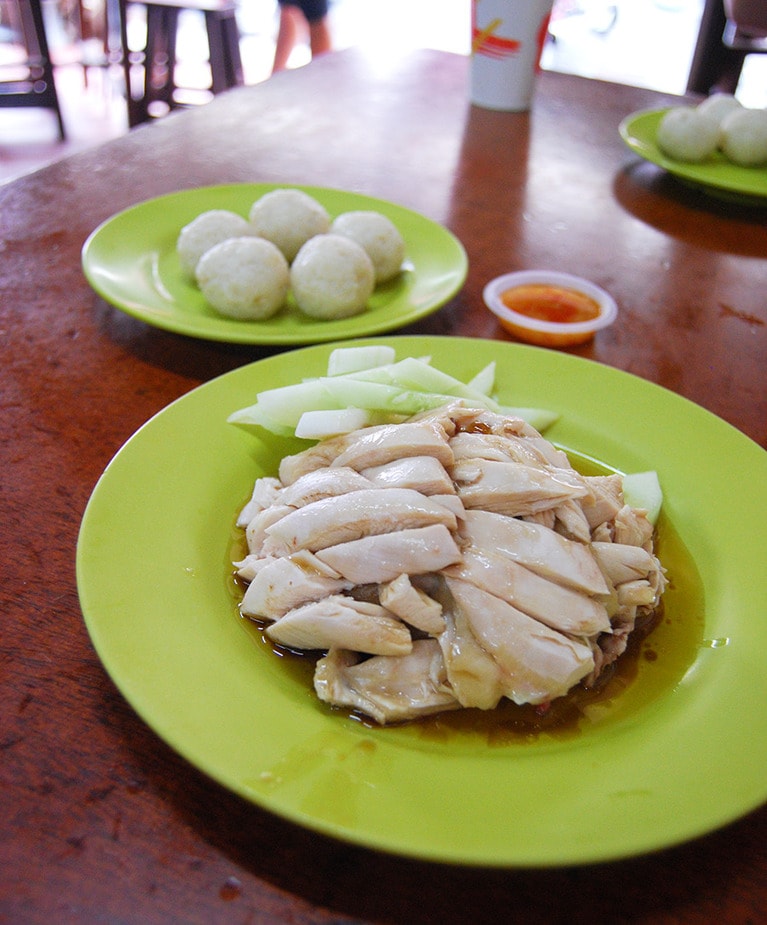 ジョンカー通りにある「和記」はチキンライス専門店。ゆで鶏と鶏スープで炊いたご飯をチリソースにつけていただく。副菜には、キャベツの塩炒め、魚スープのアッサムプダスが人気。