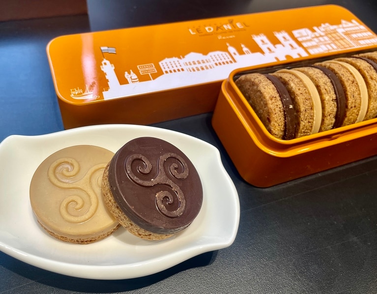 幸運のモチーフ「トリスケル」をあしらった「ローラン ル ダニエル」の限定サブレ。