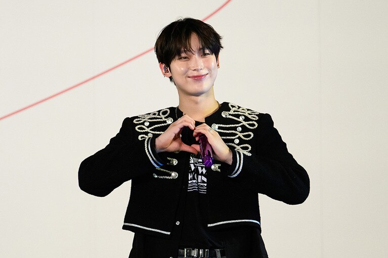 ハートポーズをするSUNOO