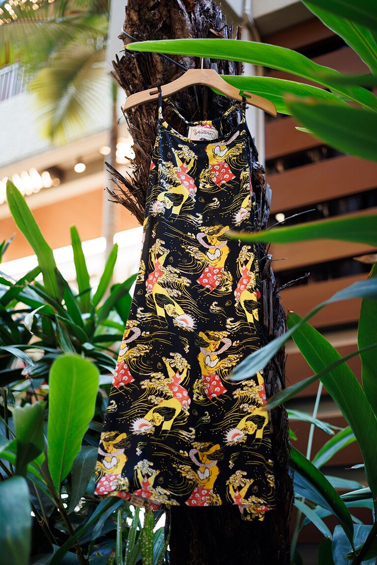 小田まゆみさんとのコラボで生まれたドレス 125ドル(ハウス・オブ・マナアップで販売)。