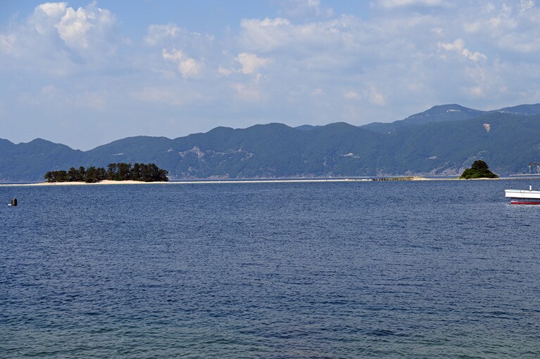 色ヶ浜から望む水島。芭蕉もきっと目にしたはず。