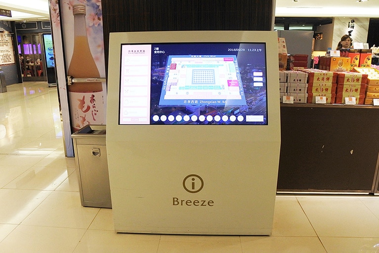 2階に設置されているタッチ式のフロアガイド。