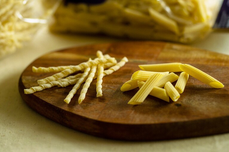 マエストリのパスタは、低温でゆっくりと乾燥させる伝統的な手法をとっており、小麦の風味が残っていて味わい深い。