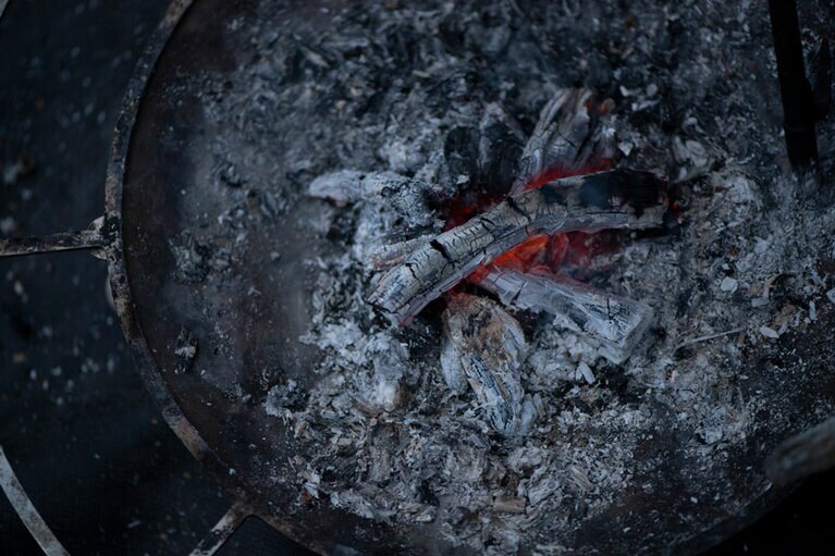 火が消えるまで燃やすと、薪が白い灰になる。