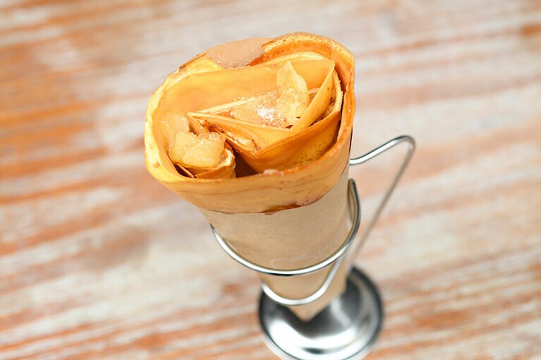 店名を冠した「クレープ CALVA」（650円）は、リンゴが主役。