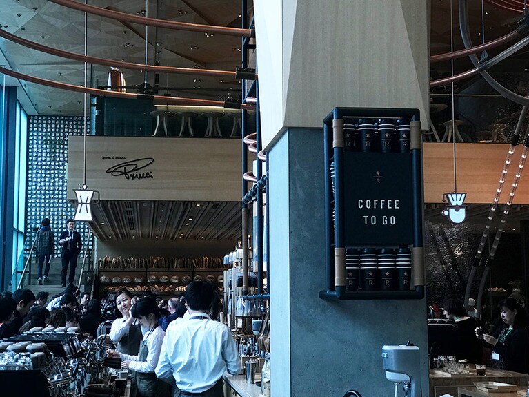 バーカウンター上部には、ビバレッジのアイコンが。エスプレッソか、ドリップか、一目で分かる。