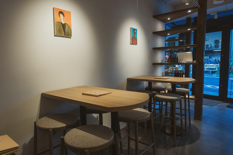 カジュアルに飲める4人席。