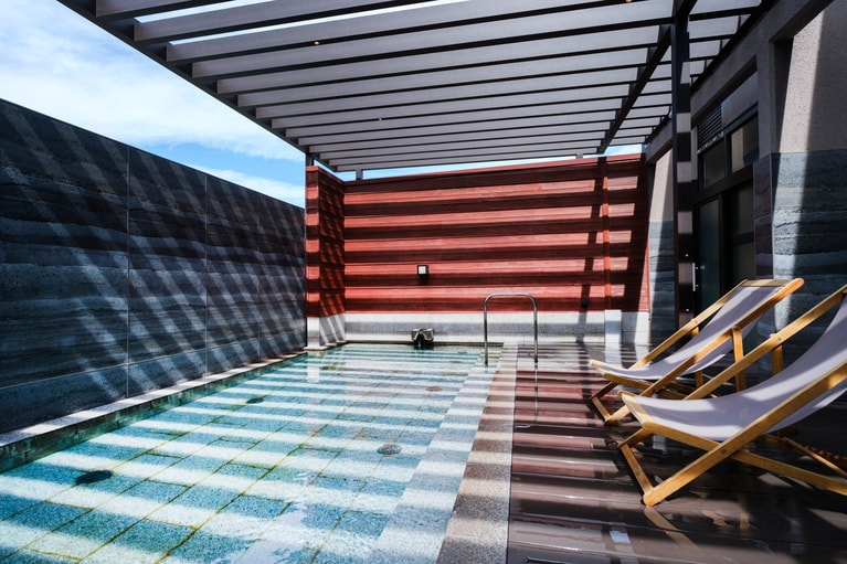 リゾートホテルのプライベートプールのような「季がさね」の露天風呂。