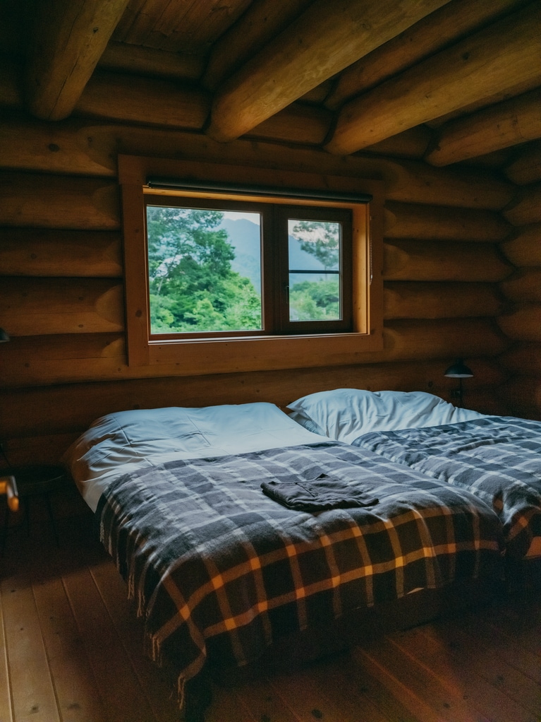 ログハウスをリノベーションした造りで、インテリアにも木のぬくもりや自然との調和が感じられます。また、ドッグフレンドリーヴィラスイートなどペット同伴可能な部屋もあり、ニーズに応じた滞在が可能。