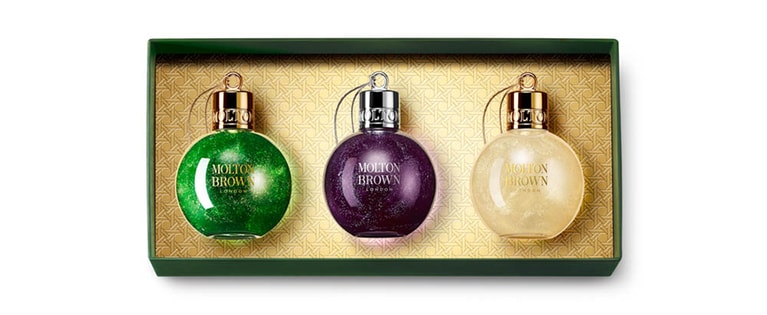 フェスティブボーブル コレクション 6,050円。セット内容：フェスティブボーブル ジュビラントパイン＆パチョリ 75ml、同 マドルドプラム 75ml、同 フェスティブヴィンテージ エルダーフラワー 75ml。発売日：11月12日(金)