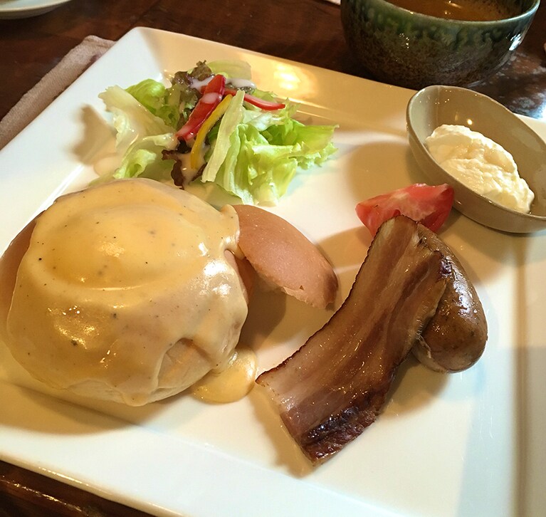 REDWOOD INN［長野／奥山田温泉］朝食のエッグベネディクト。