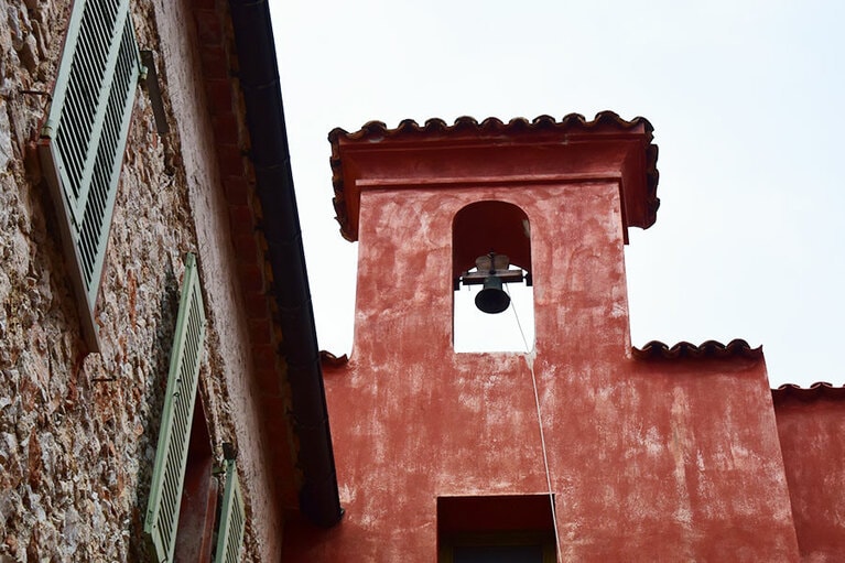 塗りたてのような鮮やかな色の建物のみならず、渋めの色合いのものも。