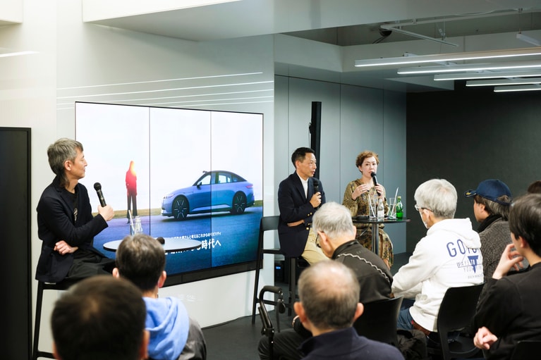 来場者が耳を傾ける中、対談がスタート。