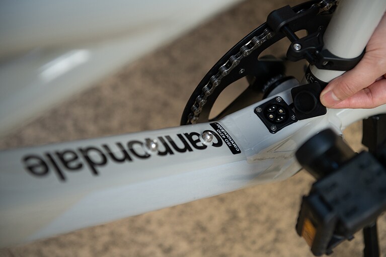 バッテリーはダウンチューブに内蔵。バッテリーの取り外しはできませんが、充電ポートから簡単に充電できます。3時間30分でフル充電できます。