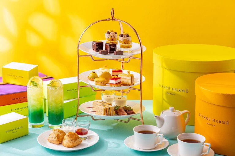 「ガーデンアフタヌーンティー With ピエール・エルメ・パリ2025」限定カクテル付きのイメージ。アフタヌーンティー1名5,980円、限定カクテル1杯付き1名7,580円、シャンパン1杯付き1名8,880円、シャンパンフリーフロー付き1名12,480円（すべて税・サ込）。要予約。