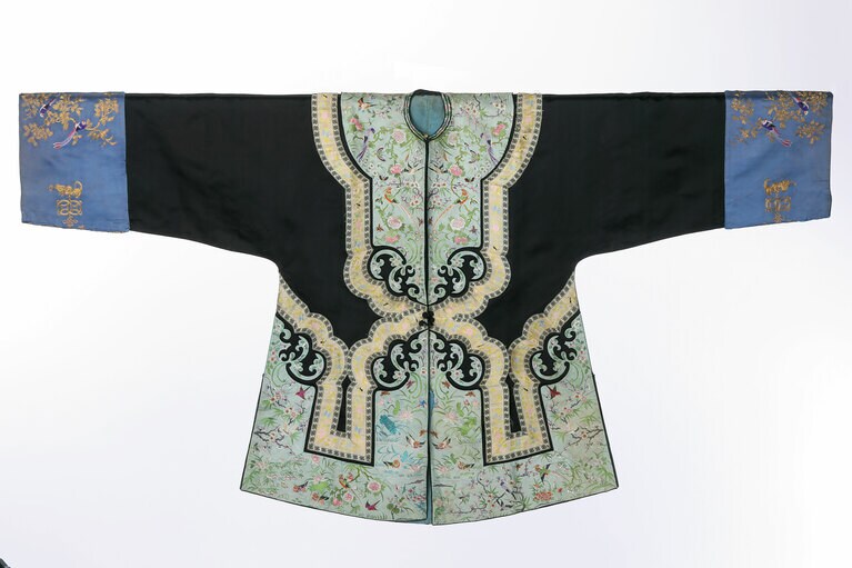 「その昔、台湾の書が並んでいるお店で、奥に宮廷衣装が飾ってあるのを見て、『欲しいわ』と」（「黒柳徹子ビジュアル大図鑑」より）。