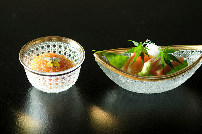 右がビワマスの刺身、左がビワマスの卵のプチ丼。赤酢の鮨飯と一緒に。イクラよりもちょっと固めのプチプチ感がたまらない。