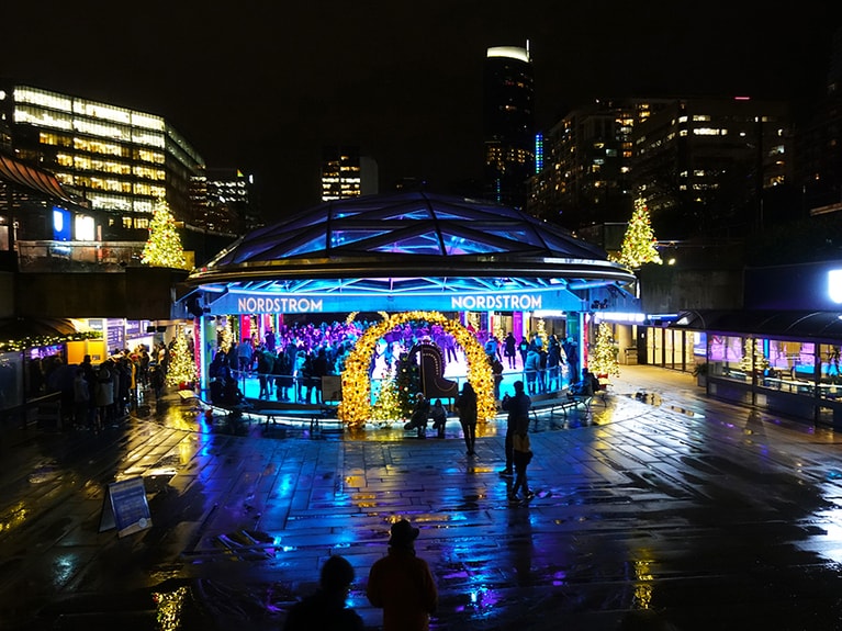 ビルの谷間にひょっこり現れるスケートリンク。