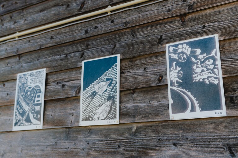まるで集落全体が美術館。地元住民の作品が集う「両津大川の版画」