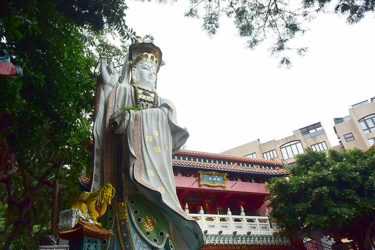 海に向かって立つ観音像。足元には金運がアップする正財神像が。ありがたや。