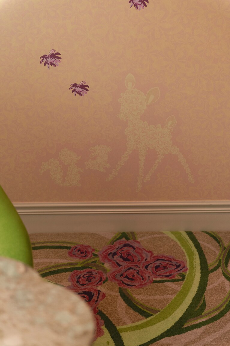 客室の壁紙にはバンビの姿も。