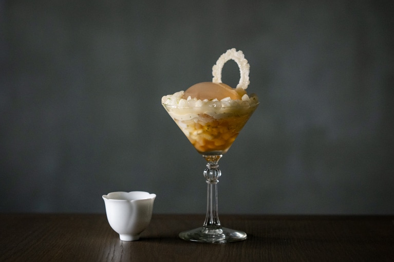 2025年8月の「和菓子のコース」で提供された、「和梨のあんみつ」。添えられた蜜をかけて。