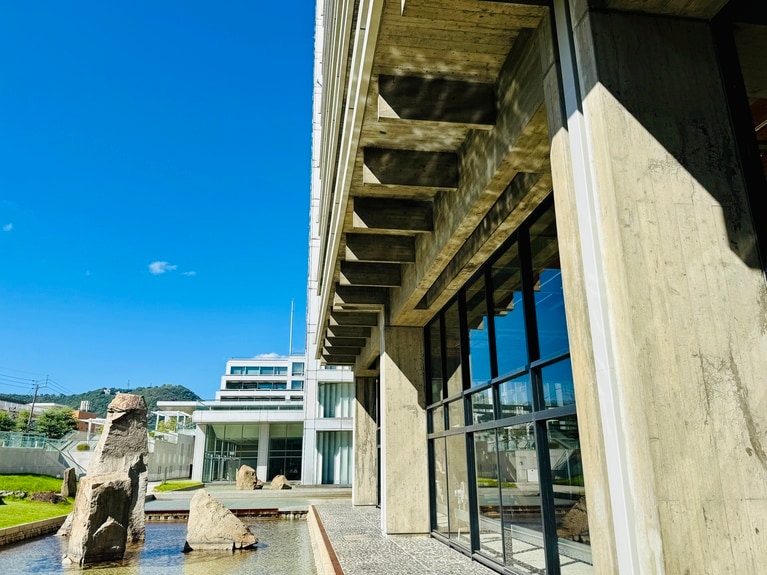 日本庭園から見上げると、バルコニーを支える梁が短い間隔で並んでいることがわかる。日本の木造建築のよさを反映した、伝統を感じるデザインに。