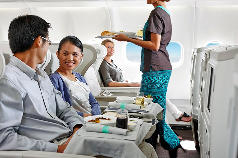 ビジネスクラスでは3コースからなる食事をサーブ。