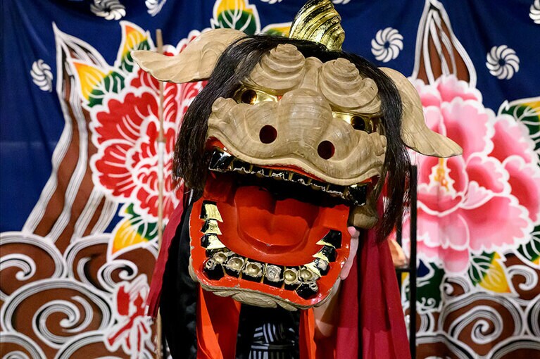 加賀獅子舞の獅子頭は、目と目の間が左右に広がった“八方睨み”が特徴。