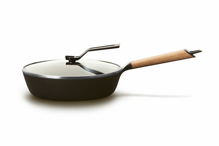 バーミキュラフライパン24センチ (全2色) 14,800円～、フライパン専用リッド24センチ 3,500円。