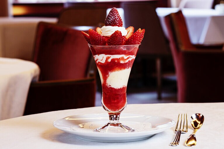 【資生堂パーラー 銀座本店 サロン・ド・カフェ】ストロベリーパフェ 1,800円～(税込)。