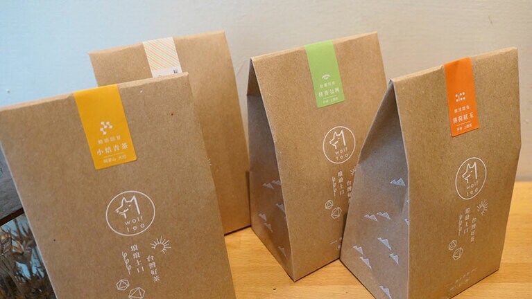綜合茶包 12袋350元。茶葉の風味によってラベルを色分け。緑は爽やかな香り、黄色は蜜のような香り、オレンジは深みのある香りが自慢です。