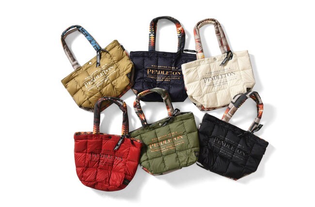 ASYMMETRY LUNCH TOTE BAG-S 各4,950円。