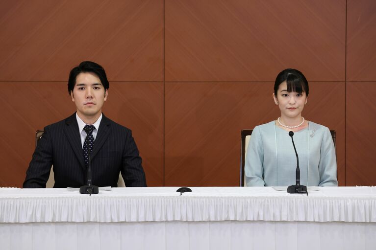 2021年10月26日に婚姻届を提出し、記者会見に臨む小室圭さん、眞子さん　©JMPA