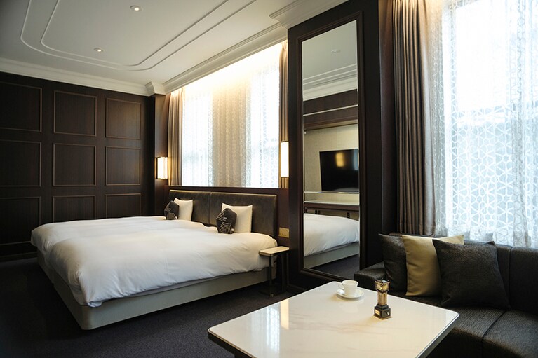 天井が高く、開放感のあるデラックスルーム。内装は重厚感があり、華やかさがありつつも落ち着いた雰囲気で素敵です！