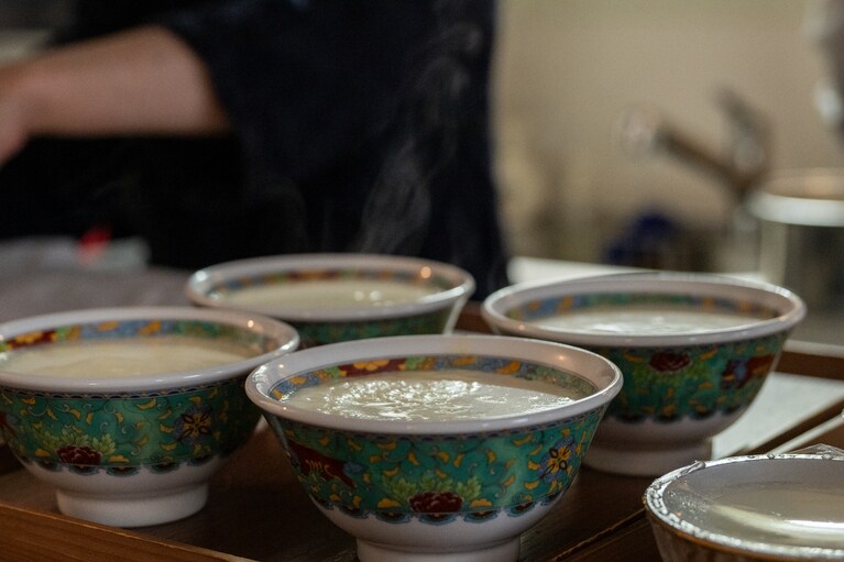 蒸し立ての「双皮奶」。トッピングなしの「プレーン」は605円。