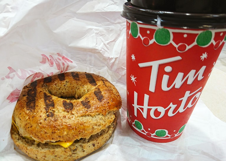 朝食にソーセージベーグルのコンボ 6.29カナダドル。ぱりぱりの生地！