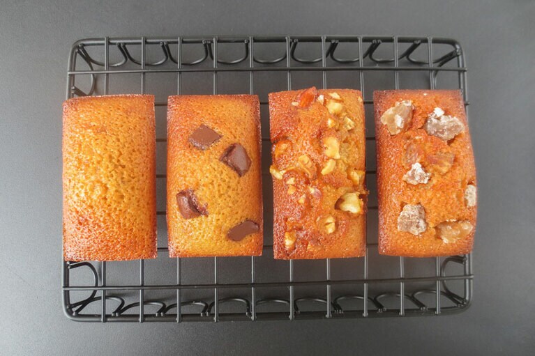 フィナンシェ。左から「プレーン」240円、「ショコラ」330円、「キャラメルナッツ」330円、季節限定「マロン」330円。