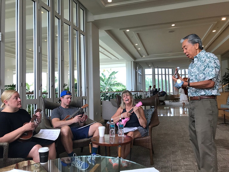 ロイ先生の巧みな指導で、覚えたてのウクレレを楽しく弾くことができた。意外と簡単だ。