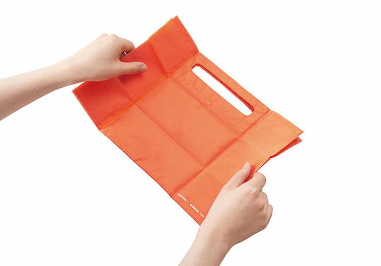 超コンパクトな薄型のSサイズ。