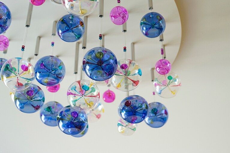 「客室付き露天風呂」の照明にあしらわれたカラフルな長崎ビードロ。今にも鳴り出しそう。