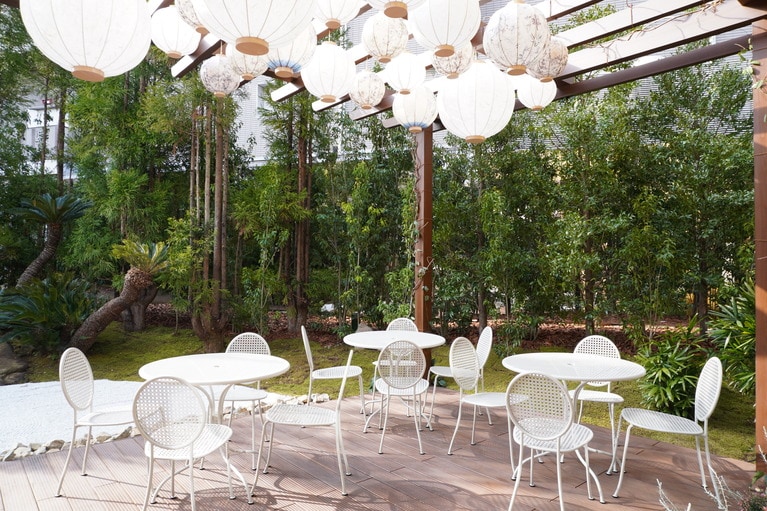 テラス席も完備。